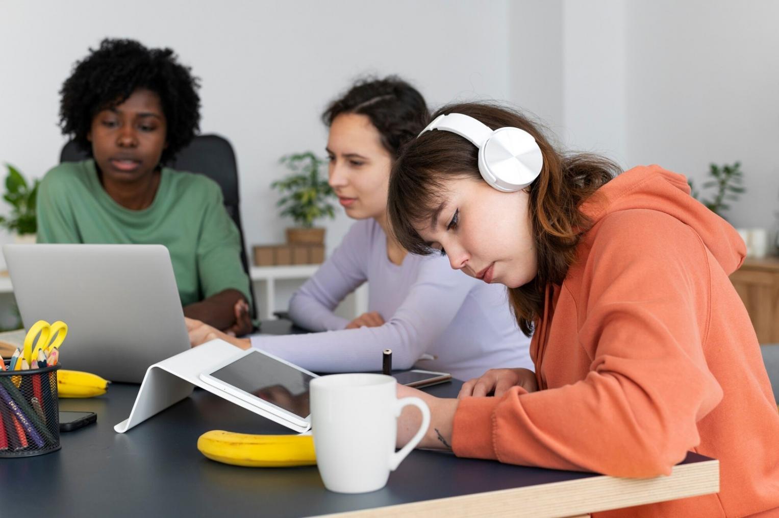 Salle de formation moderne pour apprentissage budgétaire